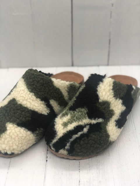 
            
                Load image into Gallery viewer, Camo - Cork Bottom Slippers
            
        